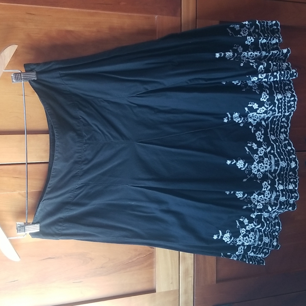 Geoffrey Beene Black cotton summer  skirt with beautifully embroidered hem, 10